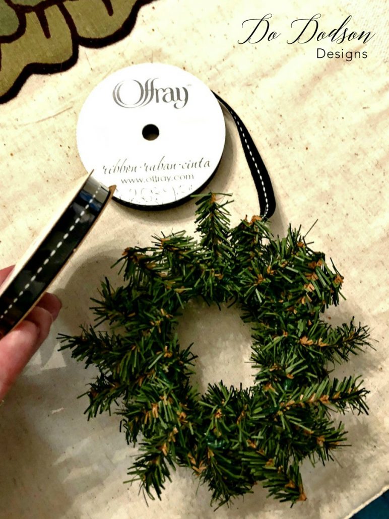 Eye Catching Mini Wreaths That Will Transform Your Holiday Kitchen