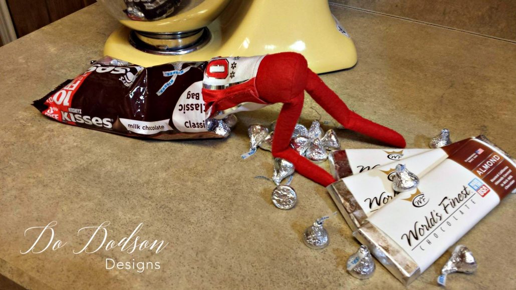 Elf on the shelf mischievious ideas looking for a kiss. 