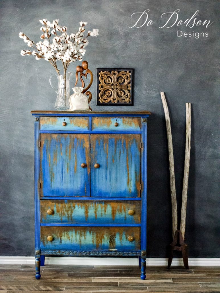 How to use oxidizing iron paint on second hand furniture. I wouldn't have ever dreamed that rust would looks this good on second hand furniture. Second hand furniture makeover. #dododsondesigns #repurposedfurniture #secondhandfurniture #paintedfurniture #rust #rustpatina #patina #diyproject
