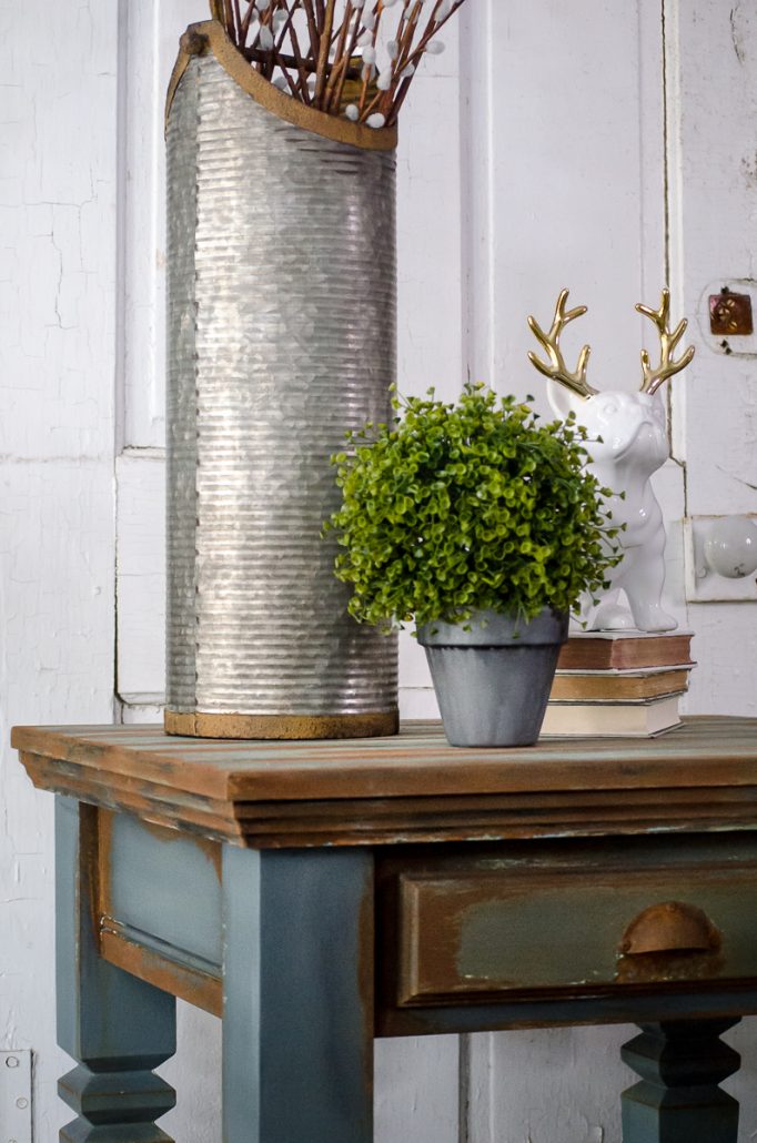 It's all about the rust effect on this gorgeous old-new side table! Easy DIY transformation!
