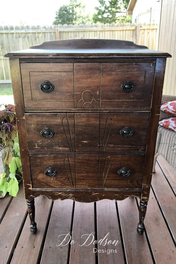 Easy Thrift Furniture Makeover That Will Save You Money #dododsondesigns #thriftfurniture #furnituremakeover #paintedfurniture #recycledfurniture #diyproject #homedecor #furniturepainting