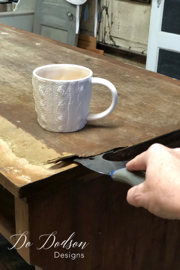 How to remove veneer with a paint scraper.
