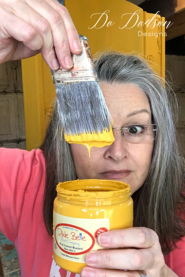 Are you ready? Let's talk about chalk paint before we get started on today's subject of blending chalk paint. I have my favorite but it's up to you to try and see what works best for you. I like this one, but you probably knew that already.