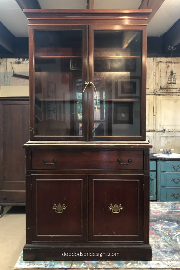 I'm going to add grain sack stripes inside this cabinet and I'm sharing a TIP on how to make it easier.
