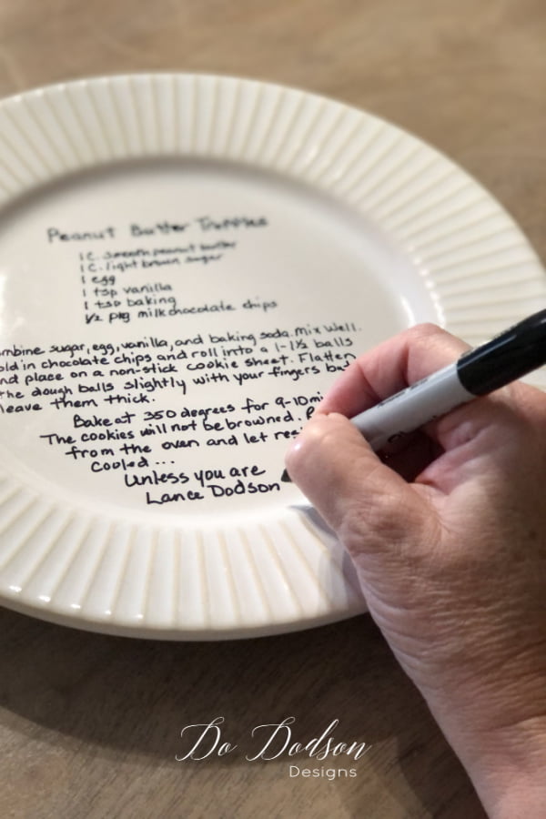 Add a little something personal with the recipe plate to make it even more special.