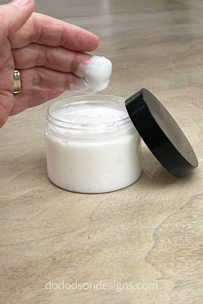 I love the feeling of this DIY body lotion. Get the downloadable recipe on the blog now! All you need is 3 simple ingredients.