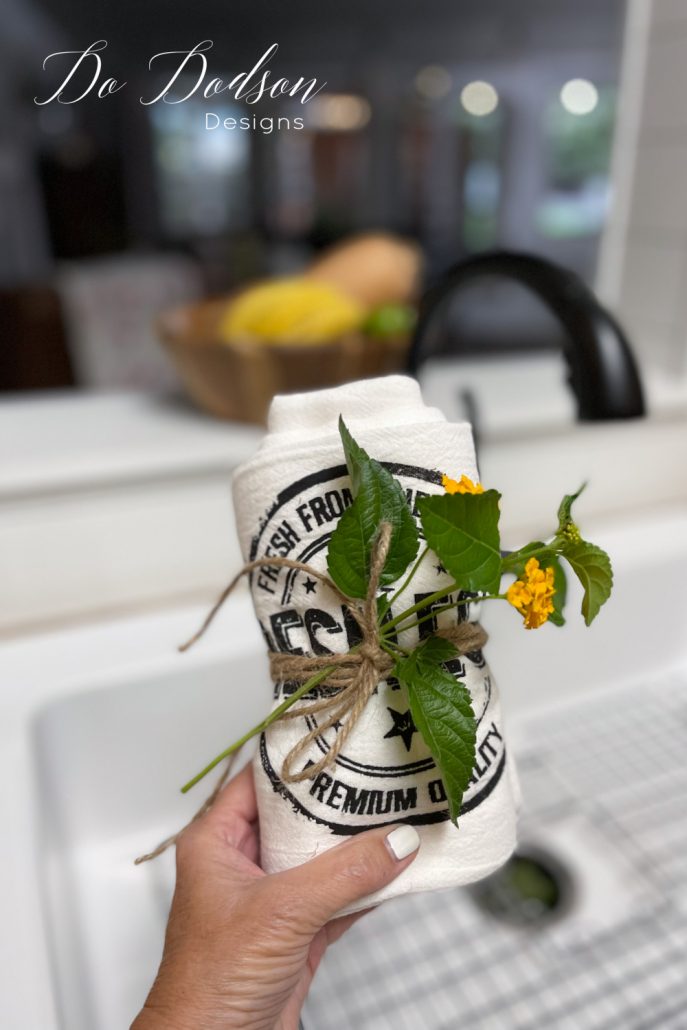 DIY Flour Sack Towels That Your Grandma Would Approve Of... makes a great last minute gift idea.