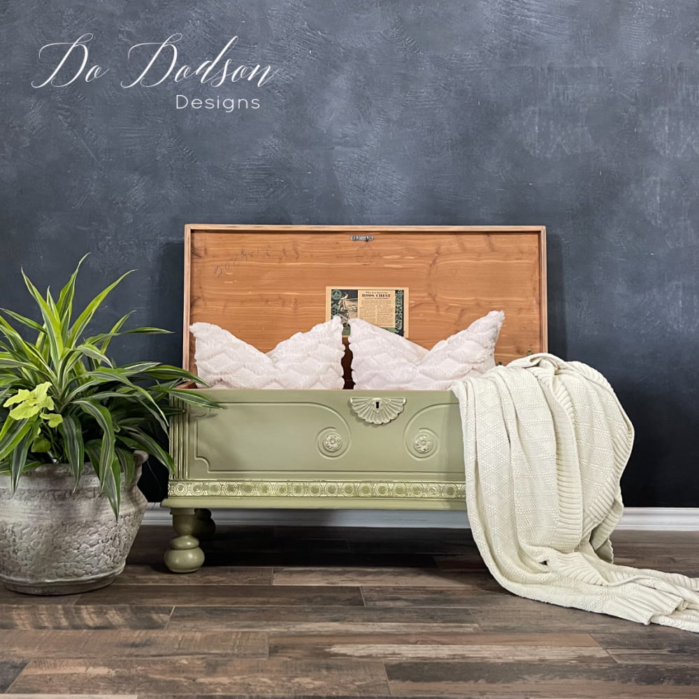 I used a DIY chalk paint recipe that's blendable to update this antique Roos cedar chest. The results speak for itself. 
