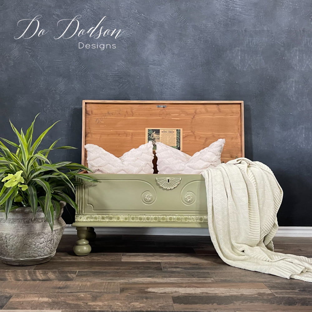 I used a DIY chalk paint recipe that's blendable to update this antique Roos cedar chest. The results speak for itself.