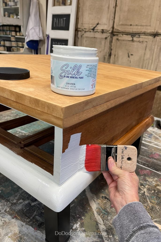 This coffee table makeover is getting a fresh, clean look with Silk All-In-One Mineral Paint. You got see the before and after! 