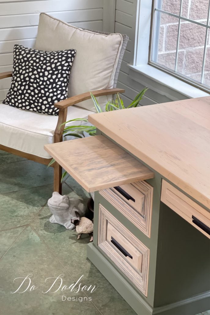 I'm In L O V E with this natural raw wood look on this paint and stain combo desk.